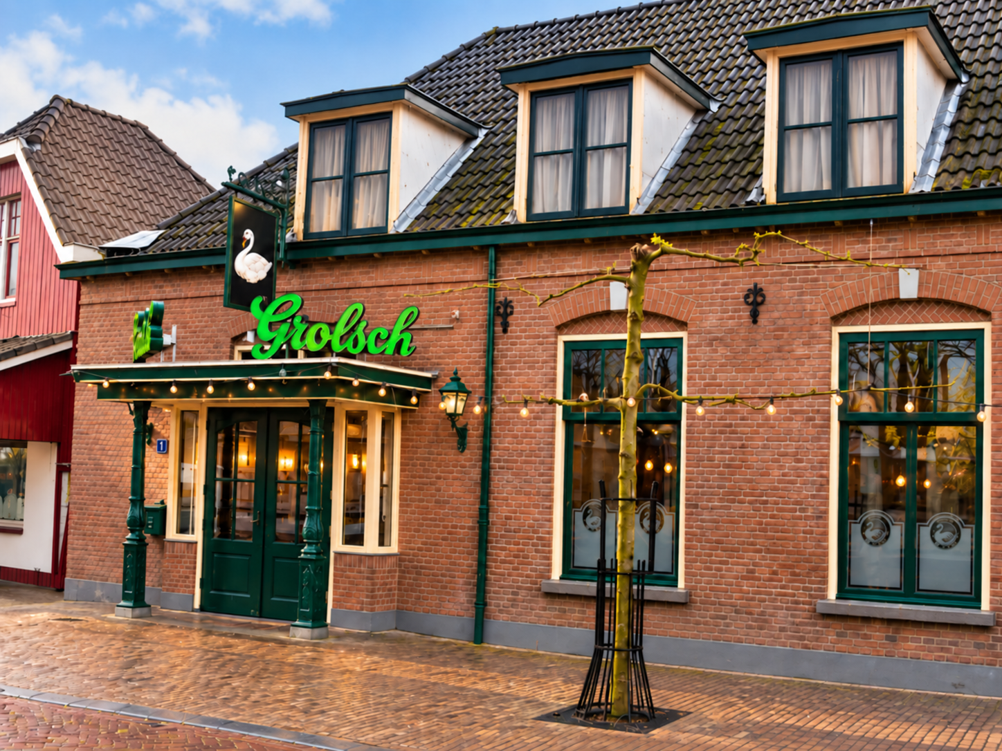 De gevel van Café Discotheek De Zwaan aan de Spalstraat in Hengelo